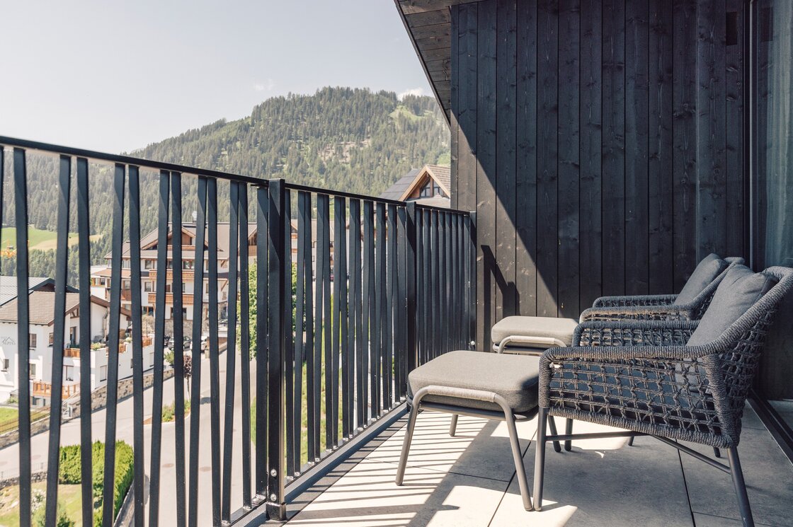 Penthouse-Balkon mit Bergblick in Fiss Ein Balkon mit Sitzbereich und Blick auf die Berge und Dächer in Fiss.