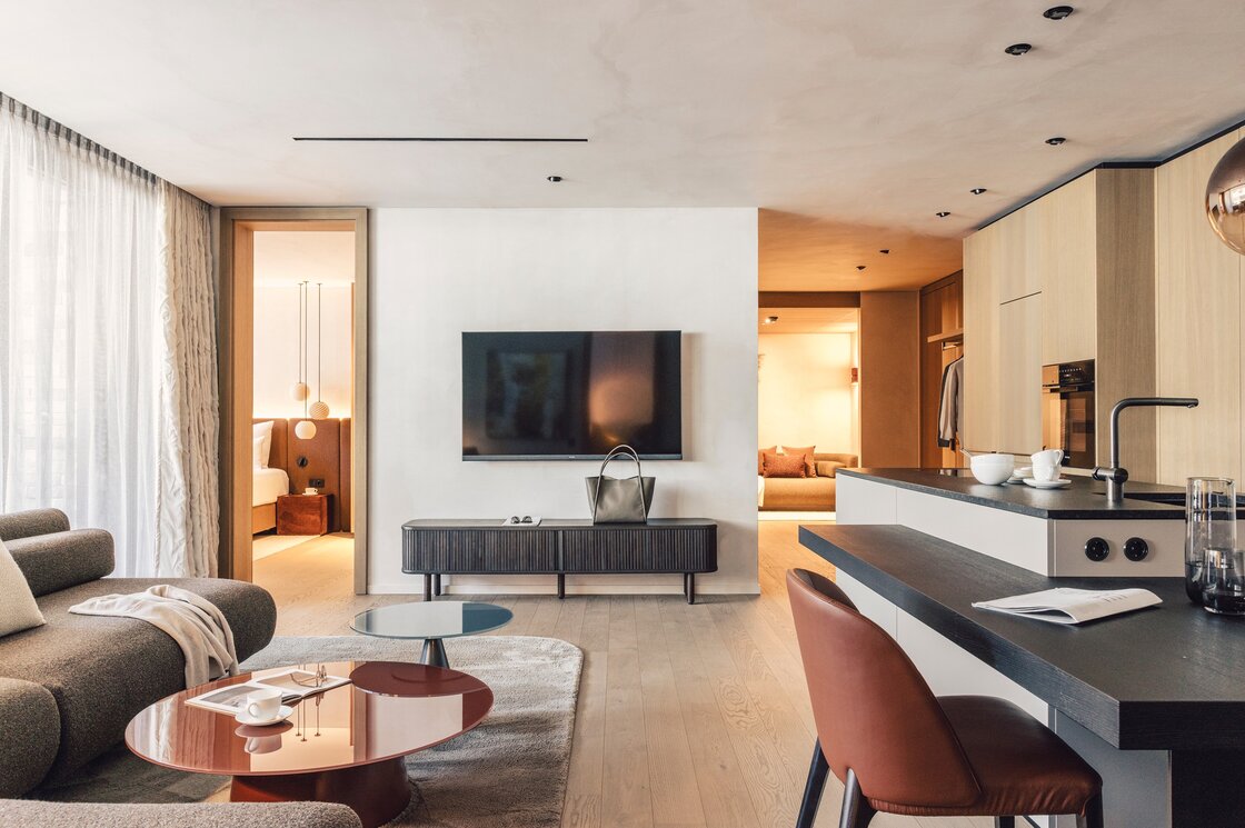 Luxury Apartment with Living Area and Kitchen in Fiss A modern living area with open kitchen, sofa, TV and a view into the bedroom area.
