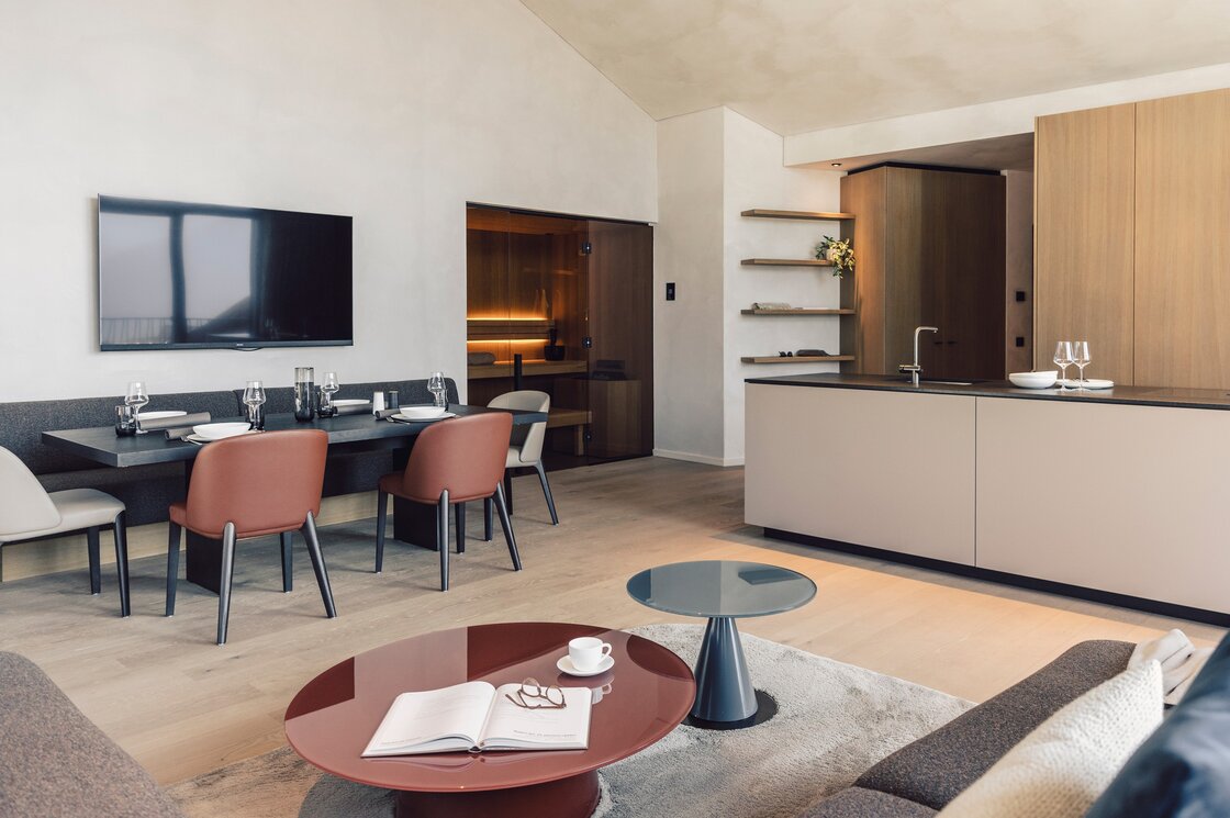 Luxuriöser Wohn- und Essbereich im Penthouse Der moderne Wohn- und Essbereich zeigt eine offene Küche, einen Esstisch und eine Sitzgruppe.