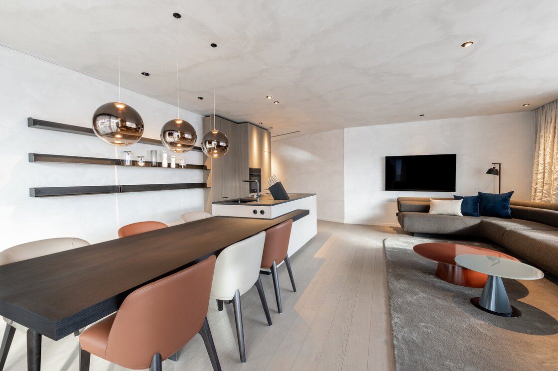 Luxury Apartment mit Wohnküche in Fiss Offener Wohn- und Essbereich eines Luxury Apartment mit moderner Küche, Sofa und Esstisch.