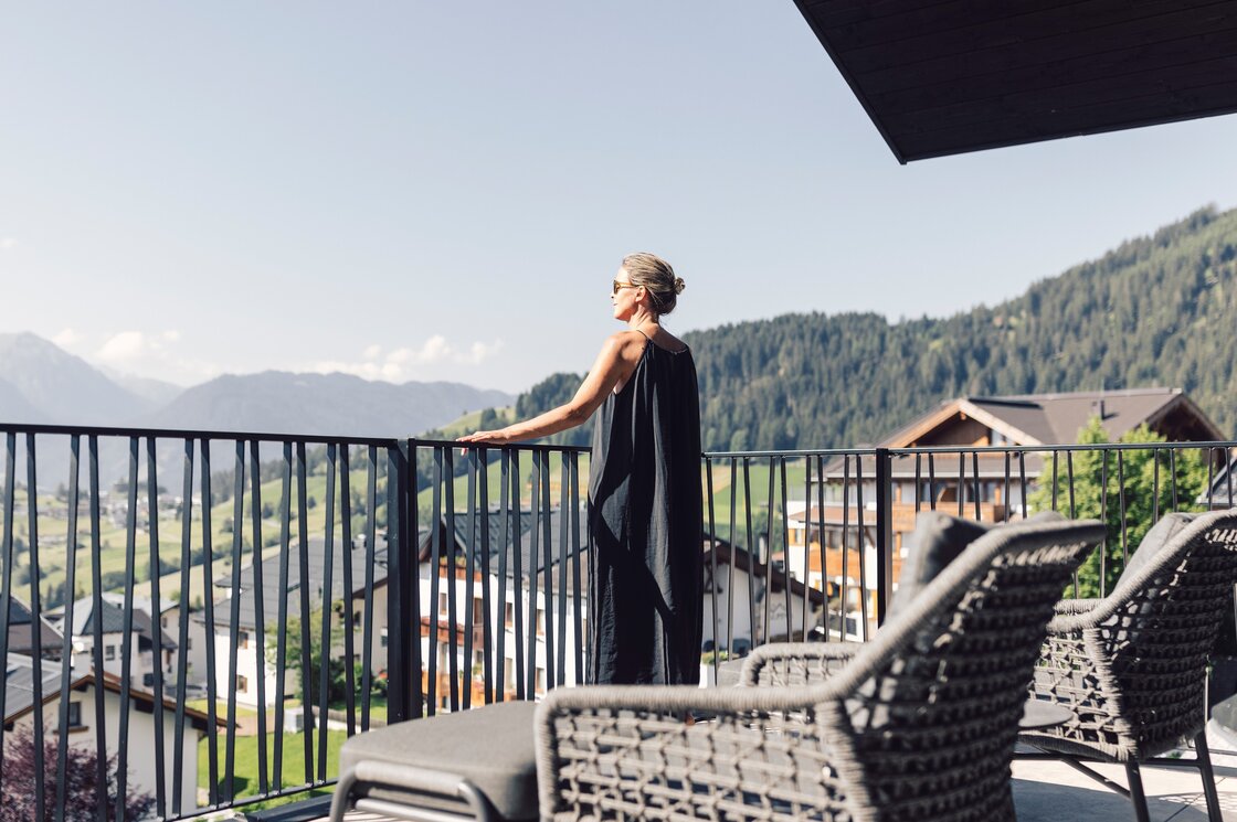 Penthouse mit Bergblick und Terrasse in Fiss Eine Frau steht auf der Terrasse und blickt über die Berge bei Fiss.