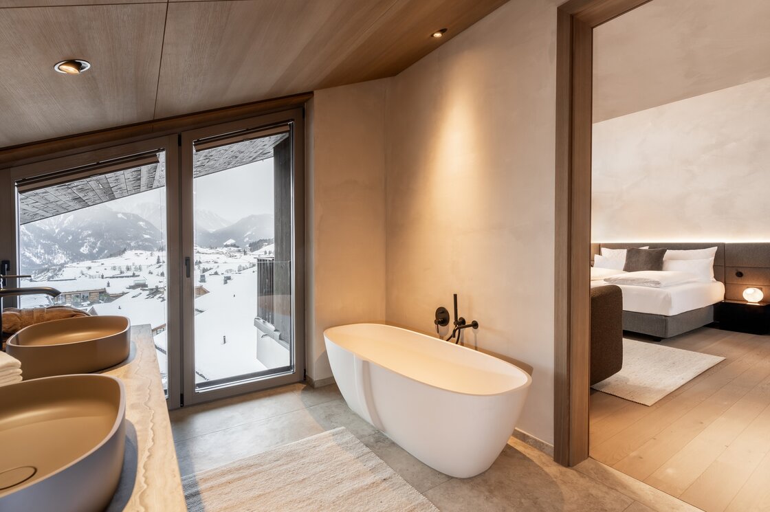 Penthouse mit Bergblick und Badewanne in Fiss Ein modernes Badezimmer mit freistehender Badewanne und Blick auf die verschneiten Berge.
